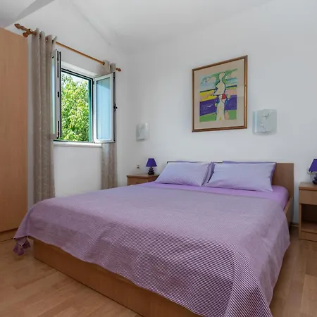 Apartments Podgora 伯德古拉