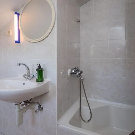Apartments Podgora * 伯德古拉