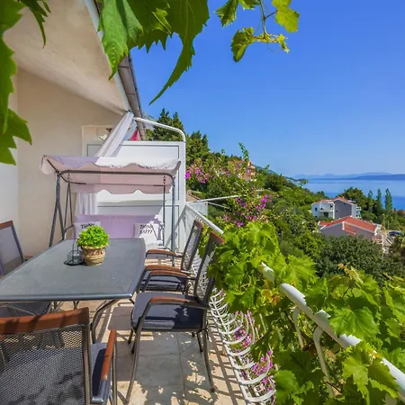 Apartments Podgora 伯德古拉