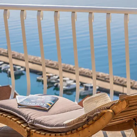 Apartments Podgora 伯德古拉