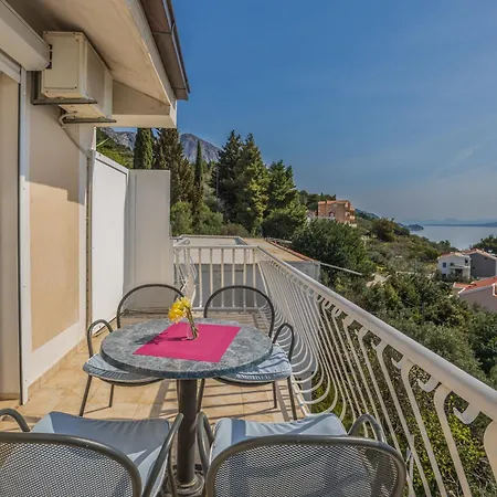 Apartments Podgora 伯德古拉