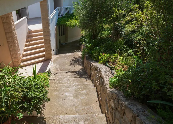 Apartments Podgora شقة *