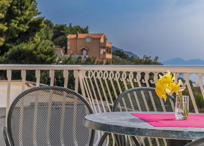 Apartments Podgora شقة *